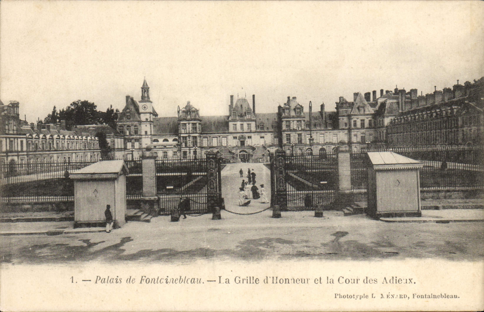 VINTAGE POSTCARD Palate of Fontainebleau the Grid of Honor and Court of the Good-byes