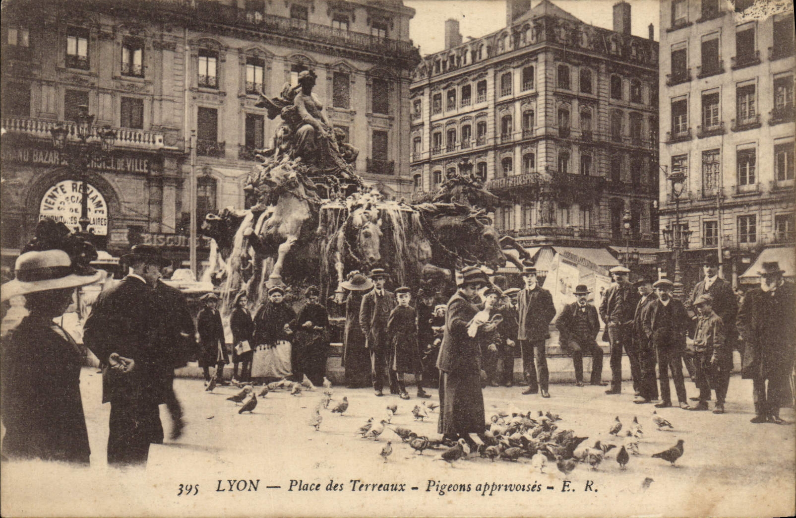 CPA Lyon Place des Terreaux Pigeons apprivoises