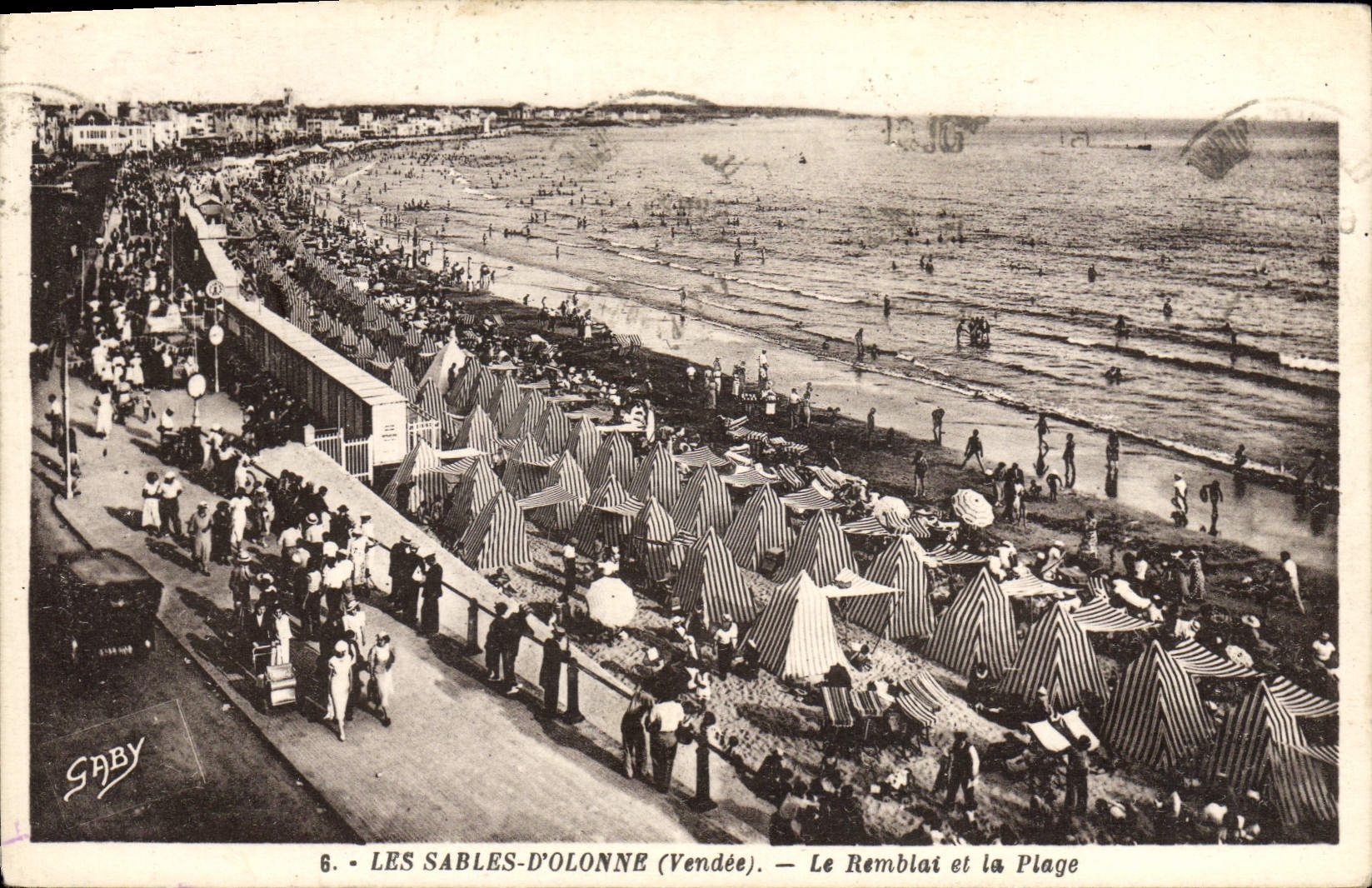 CPA Les Sables D'Olonne Le Remblai et la Plage