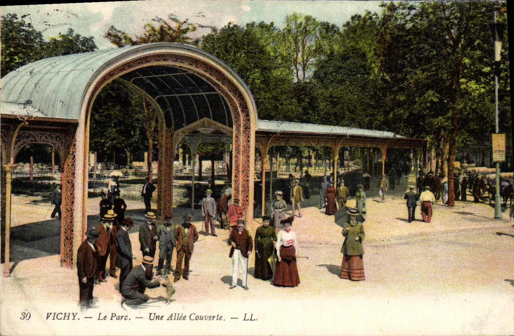 CPA Vichy Le Parc Une Allie Couverle