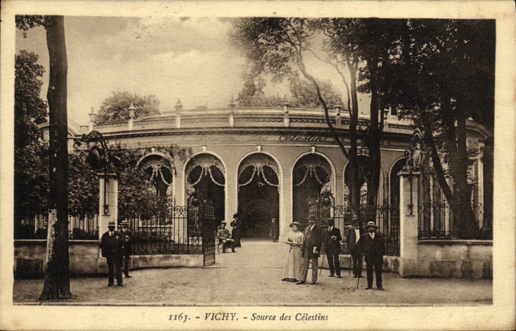 CPA Vichy Source Des Celestins