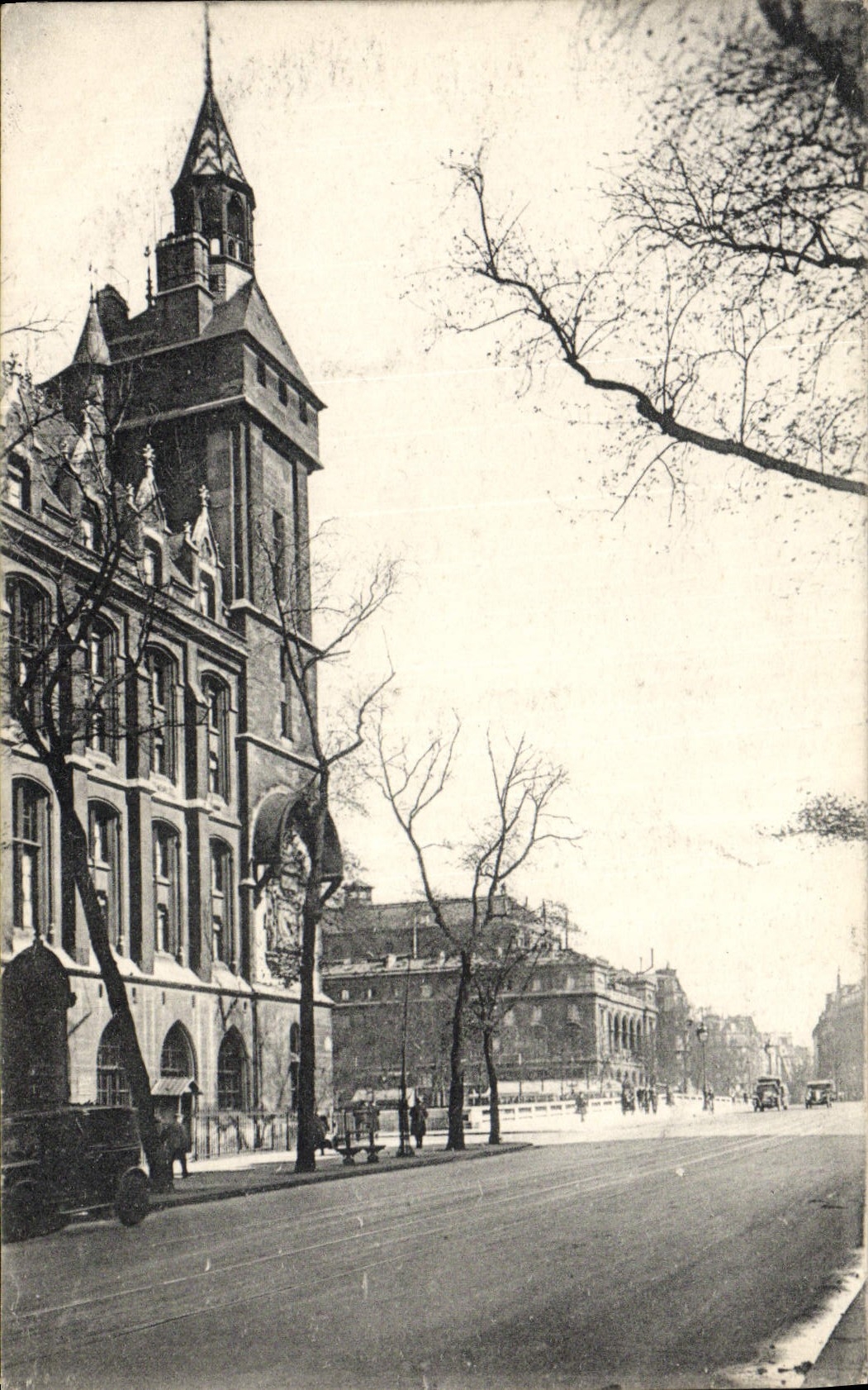 VINTAGE POSTCARD Paris the Clock of the law courts and the bridge with the exchange