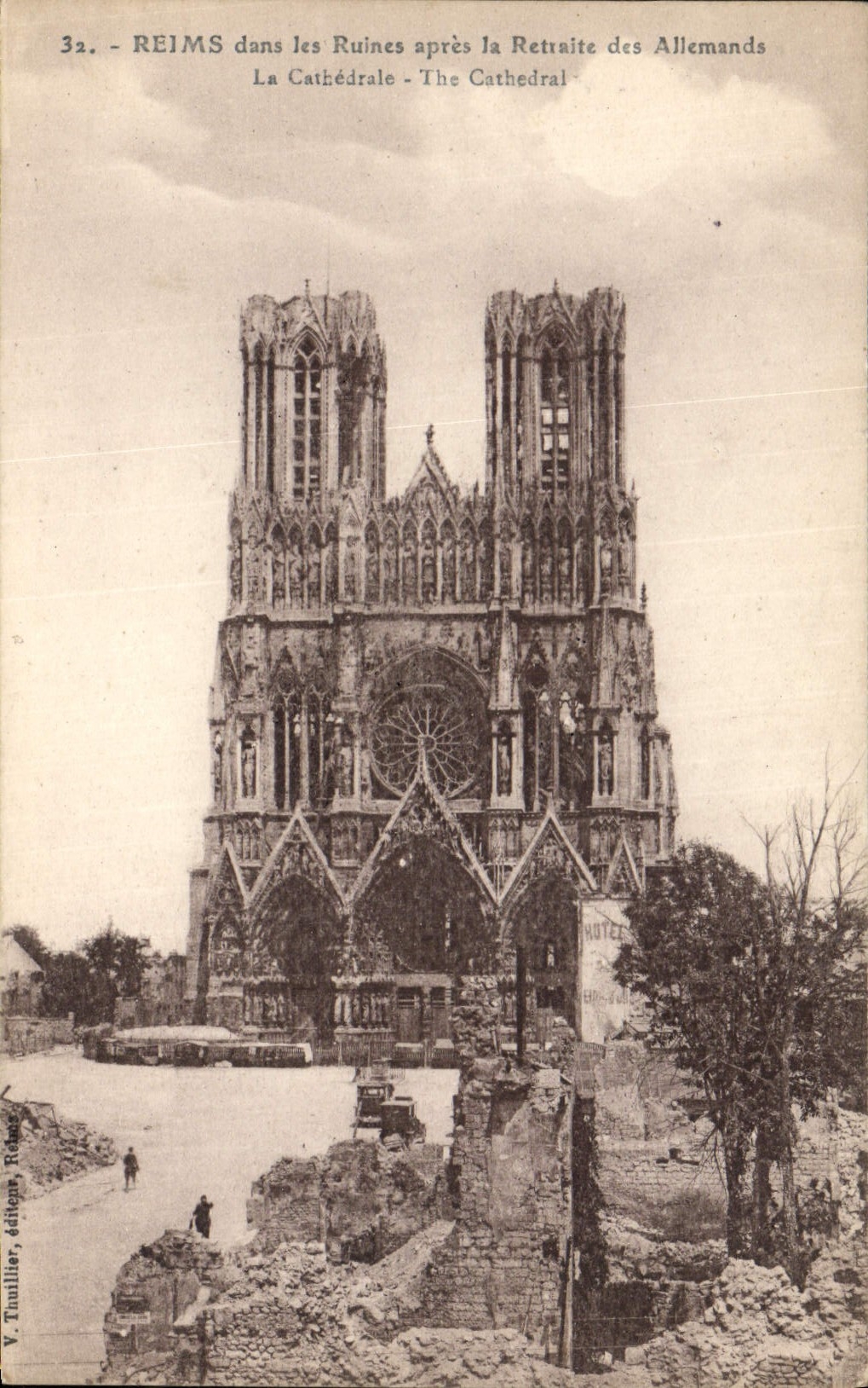 CPA Reims Dans Les Ruines Apres La Retraite des Allemands Militaria
