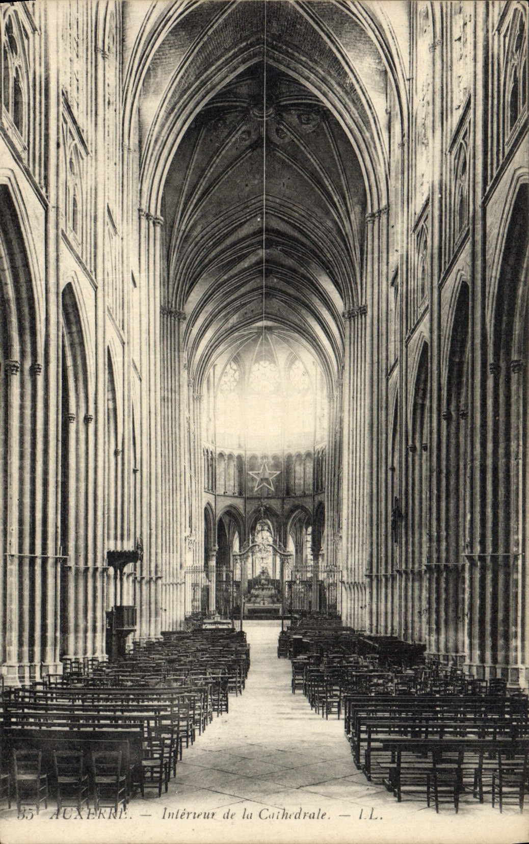 CPA Auxerre Interieur de la cathedrale