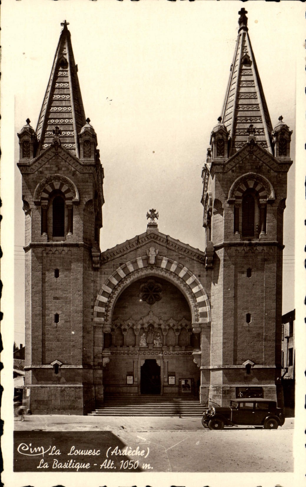 CPA La Louvesc La basilique Automobile 