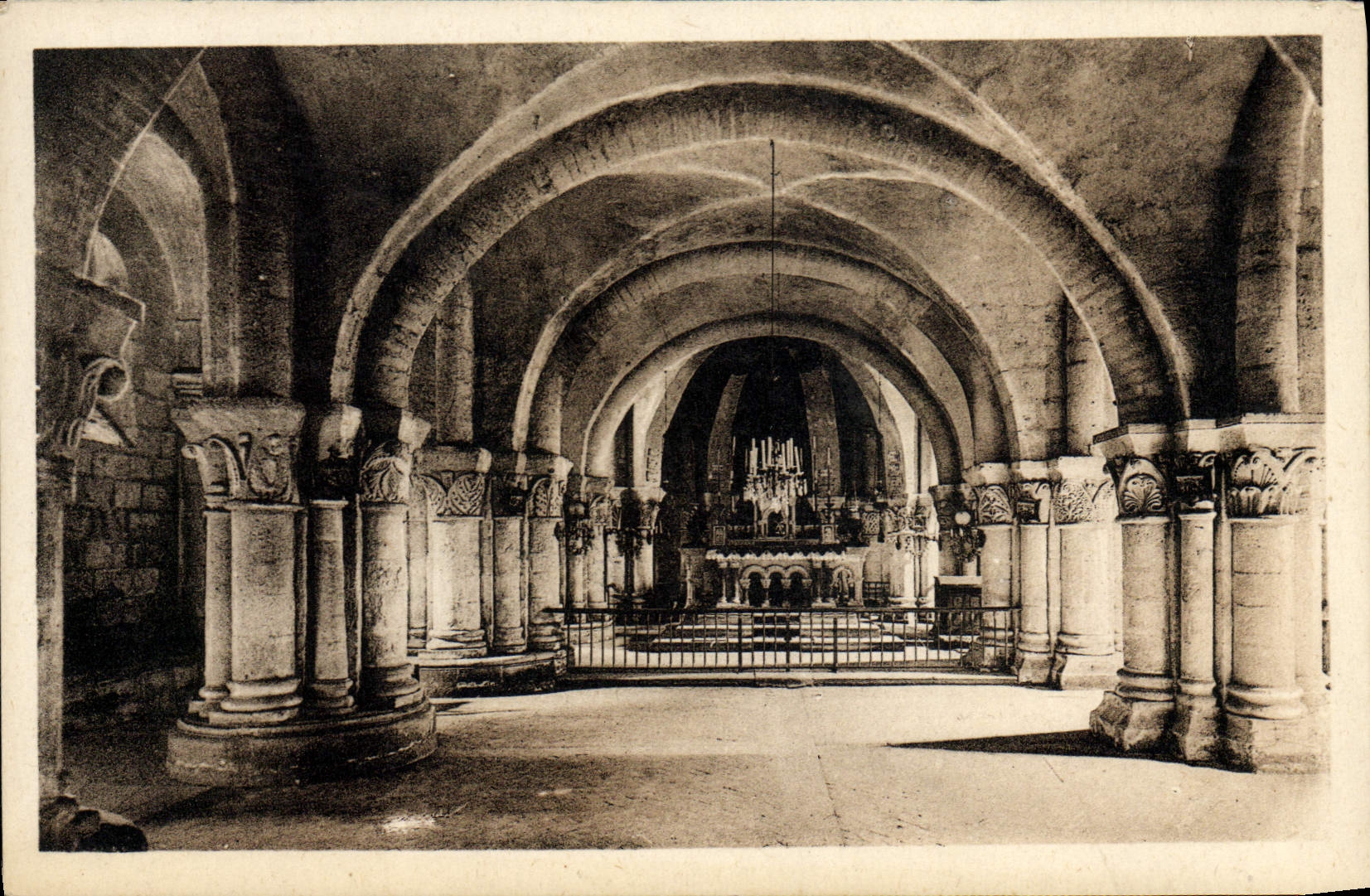 CPA Saintes Crypte de l'eglise Saint Eutrope