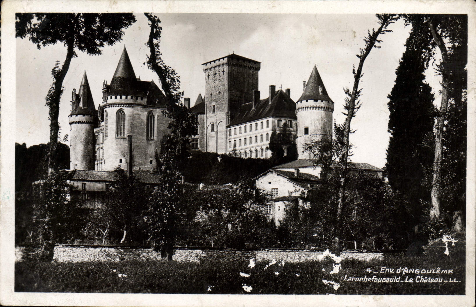 CPA Environs d'Angouleme Larochefoucauld Le chateau
