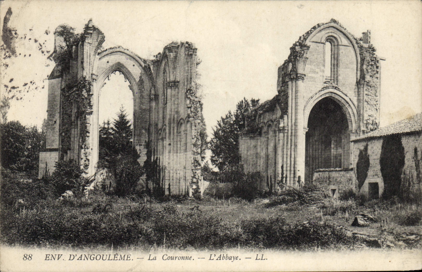 CPA Env d'Angouleme La Couronne l'abbaye