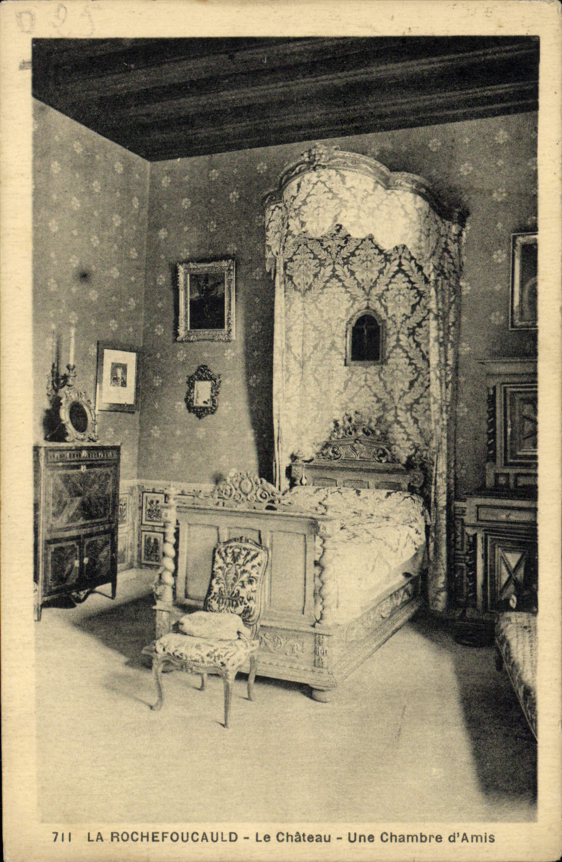 CPA La Rochefoucauld Le chateau Une chambre d'amis