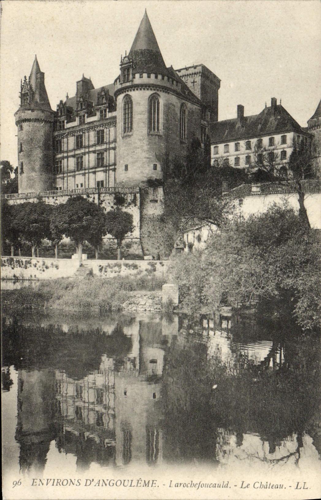 VINTAGE POSTCARD Surroundings Of Angouleme Larachefoucauld the Castle