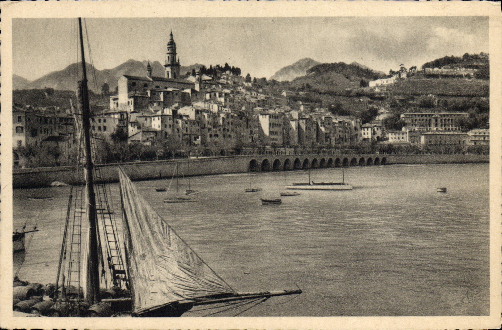CPA Menton La Vieille Ville Bateau