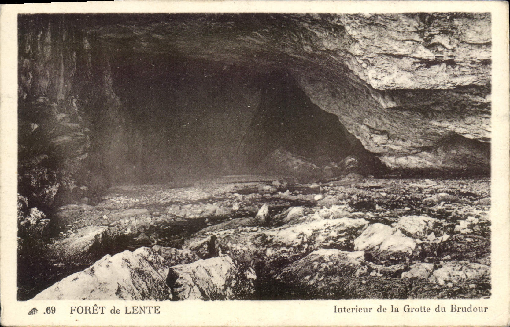 CPA Foret de Lente Interieur de la Grotte du Brudour