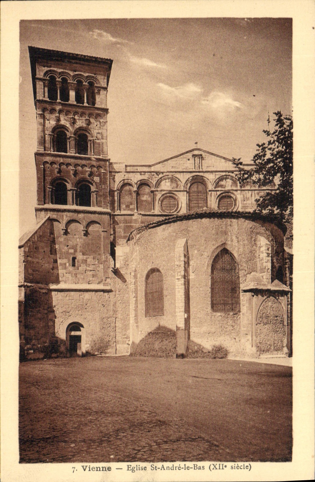 CPA Vienne Eglise St Andre Le Bas