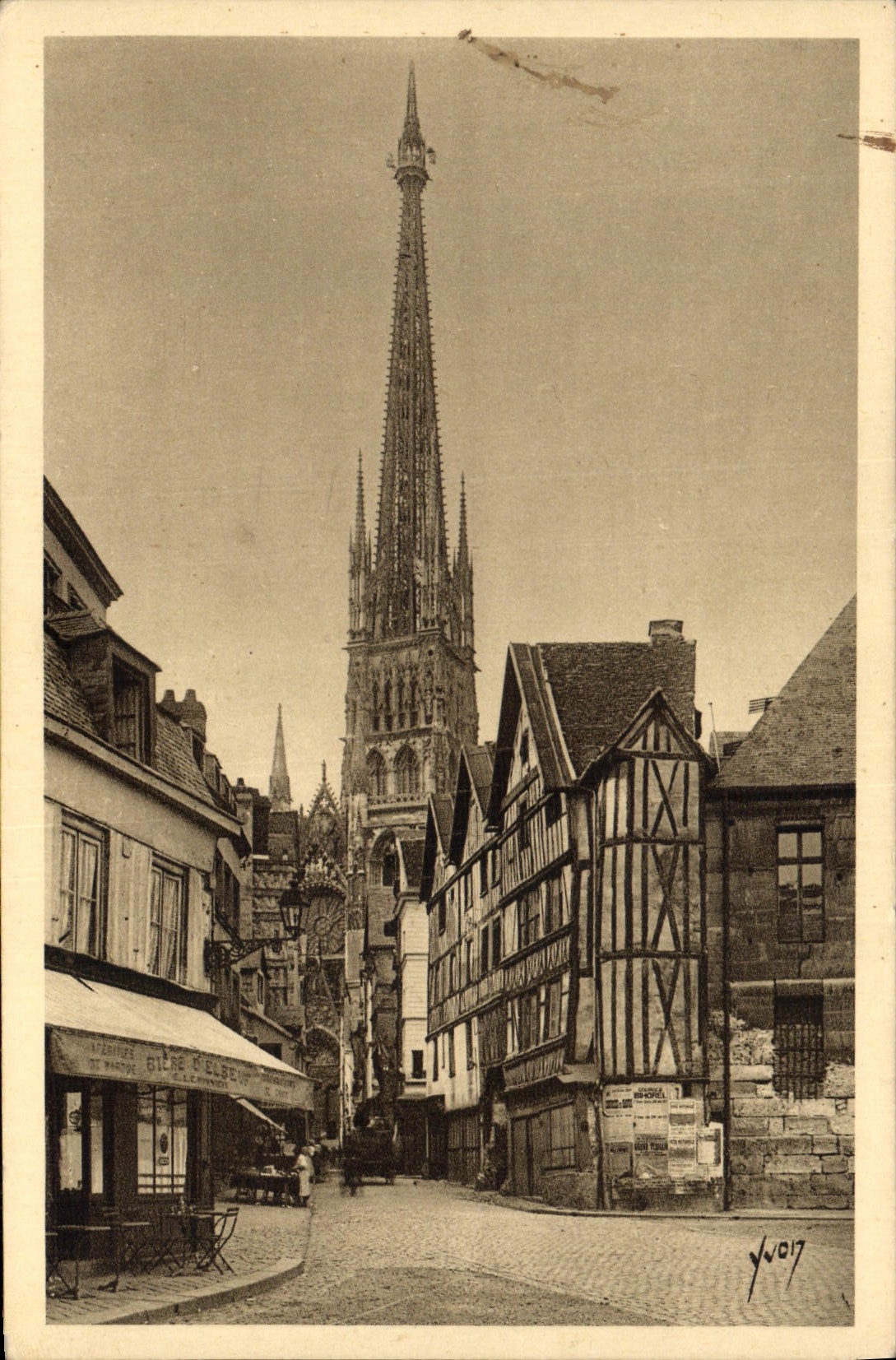 CPA Rouen Vieilles Maisons Et La Fleche De La Cathedrale