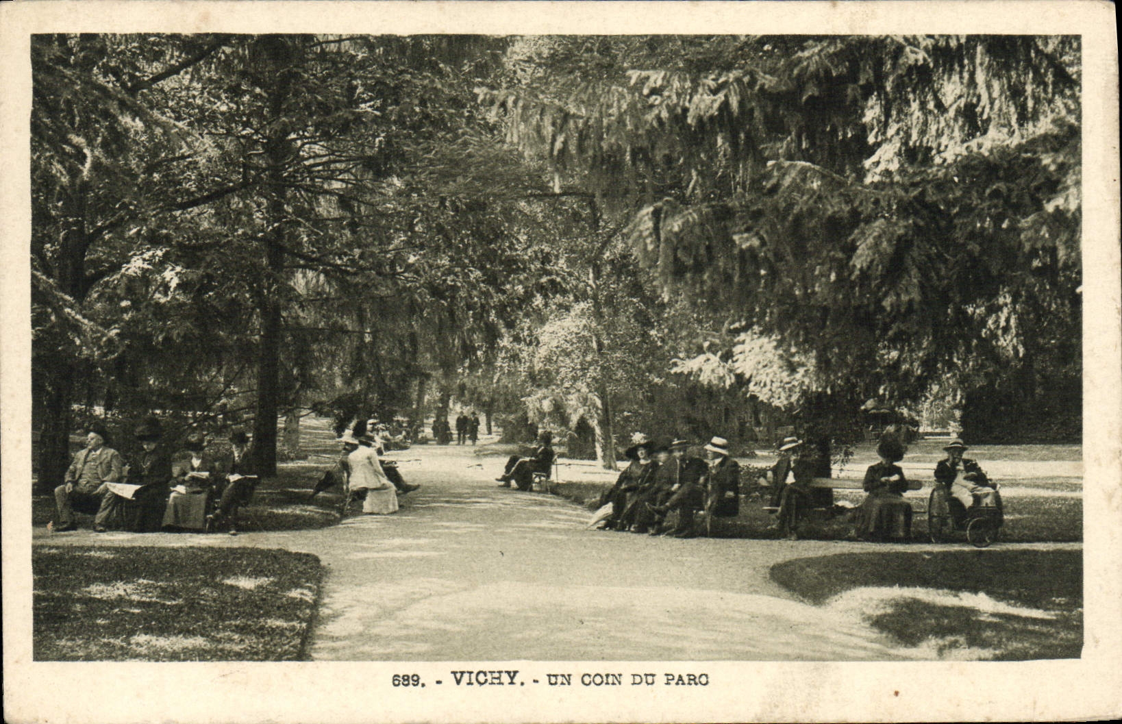 CPA Vichy Un Coin Du Parc