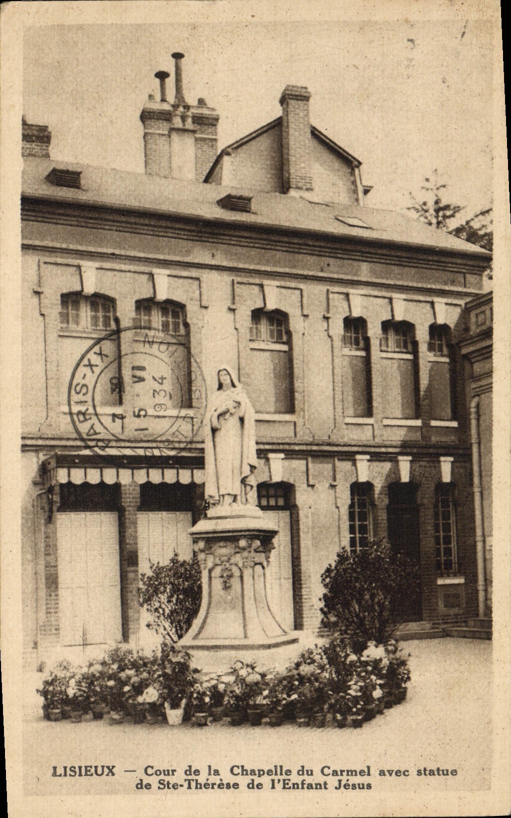 CPA Lisieux Cour De La Chapelle Du Carmel Avec Statue de Ste Therese de l'Enfant Jesus 