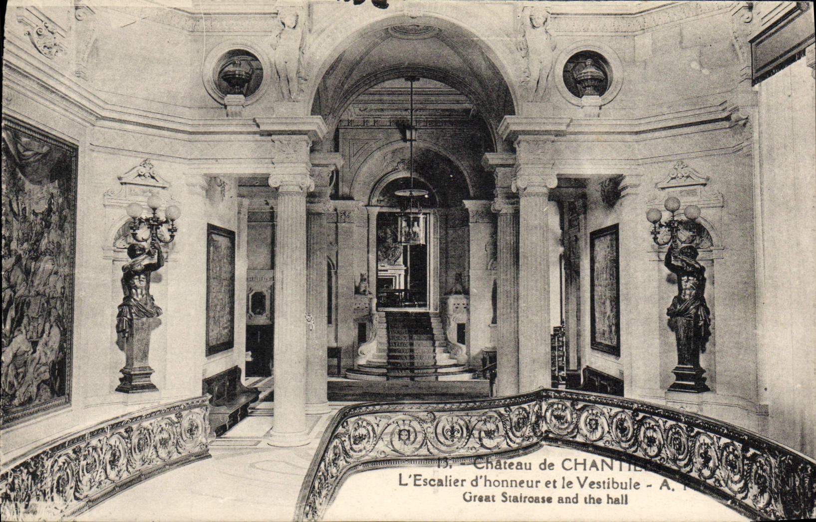 CPA Chateau De Chantilly L'Escalier D'Honneur Et Le Vestibule