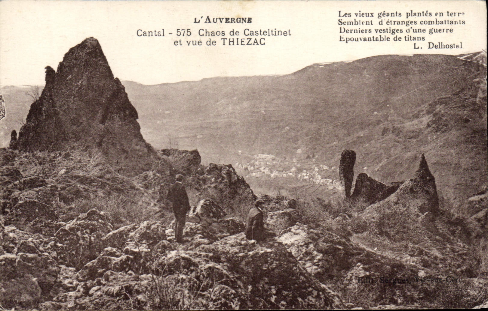 CPA L'Auvergne Cantal Chaos De Casteltinet Et Vue De Thiezac
