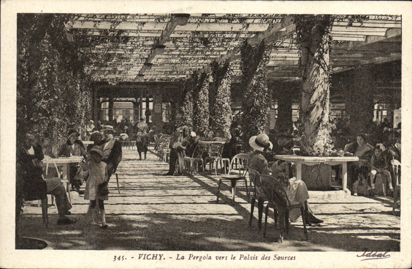 CPA Vichy La Pergola vers le Palais des Sources