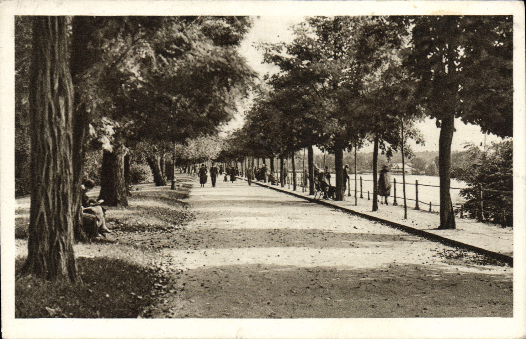 CPA Vichy Les Quais de l'Allier