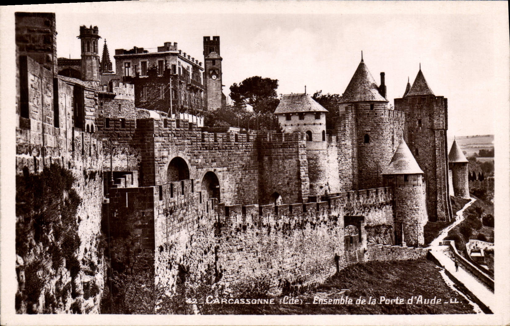 CPA Carcassonne Ensemble de la Porte d'Aude