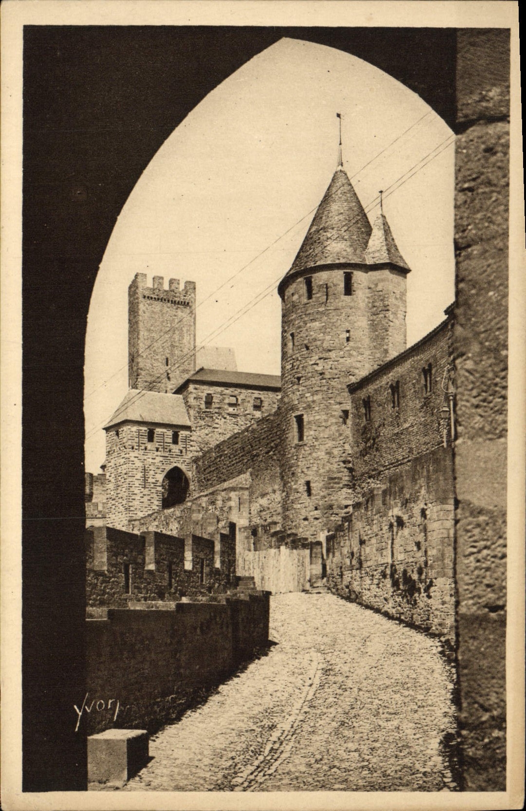 CPA Carcassonne La Cite L'Avant Porte et la Tour de la Justice