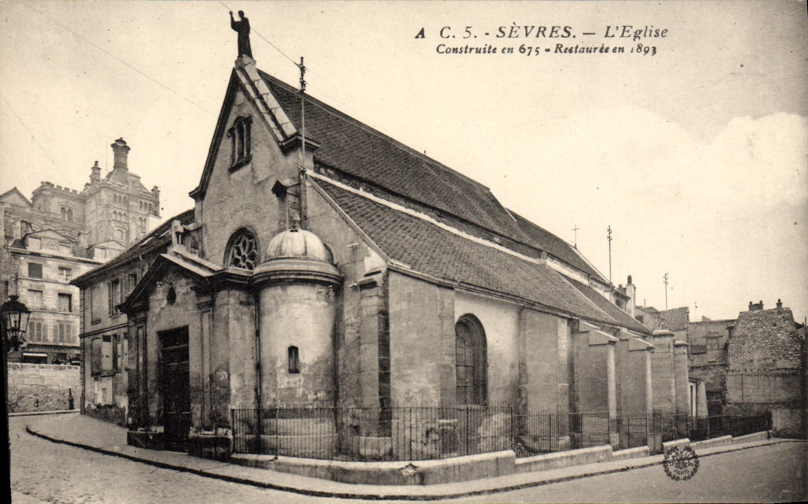 La POSTAL de la VENDIMIA separa la iglesia