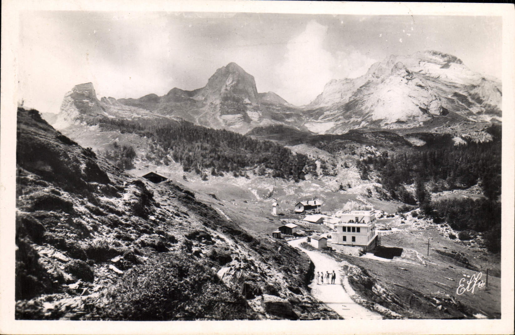 CPA Les Basses Pyrenees Le Cirque De Gourette La route d'Aubisque Centre de sports d'hiver