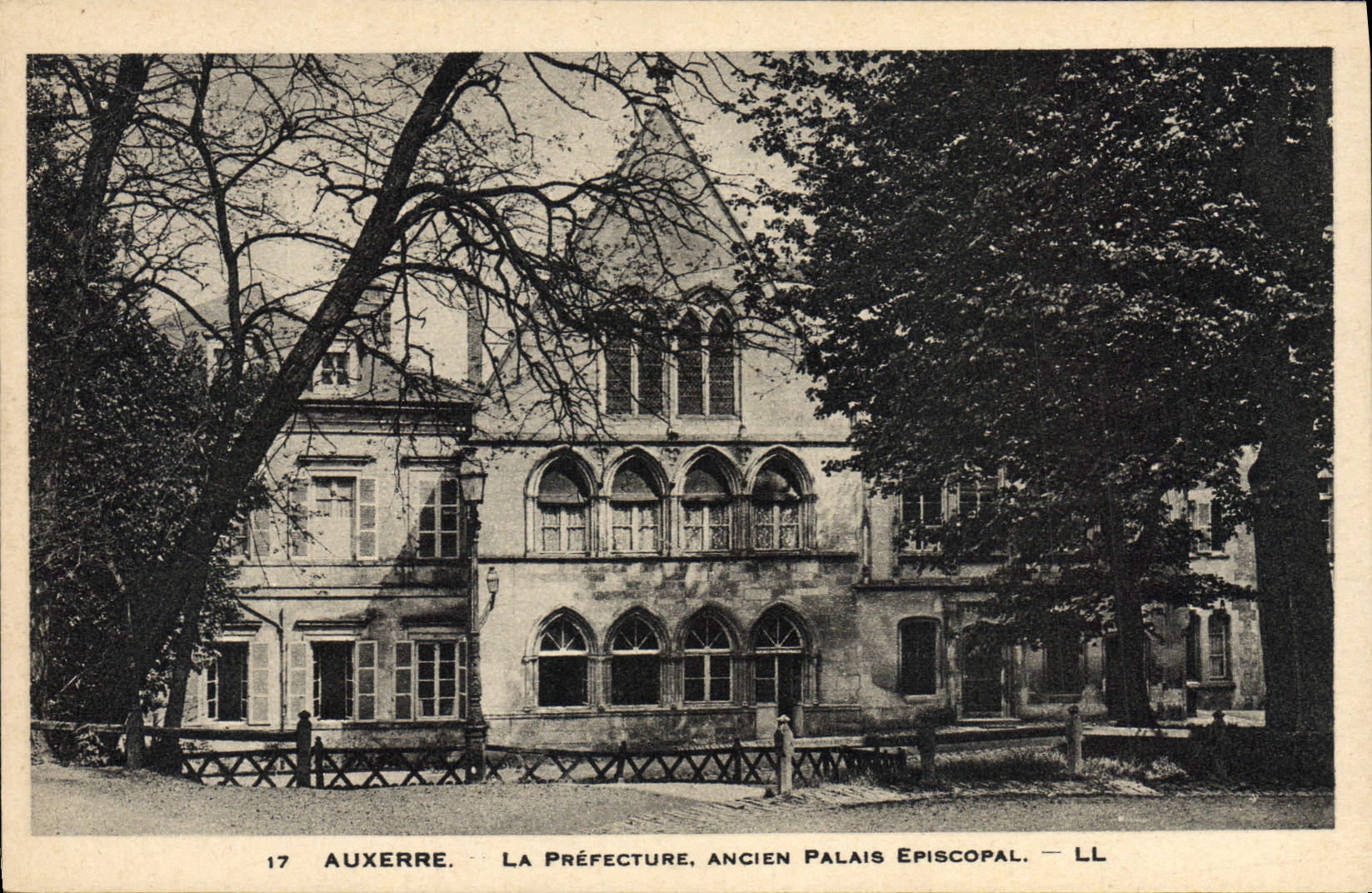 CPA Auxerre La Prefecture Ancien Palais Episcopal
