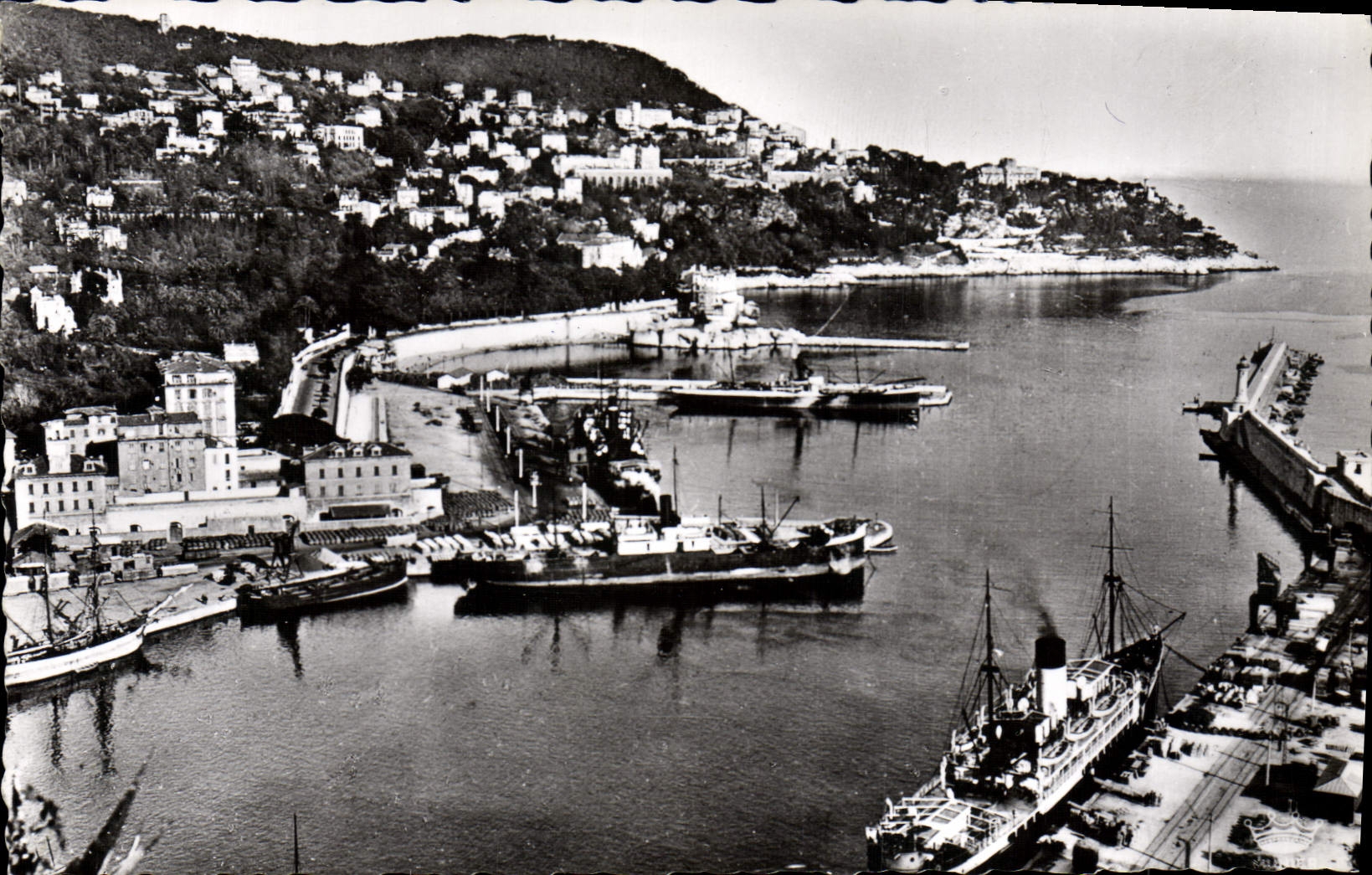CPM Nice L'entree du port et le Mont Boron Bateau