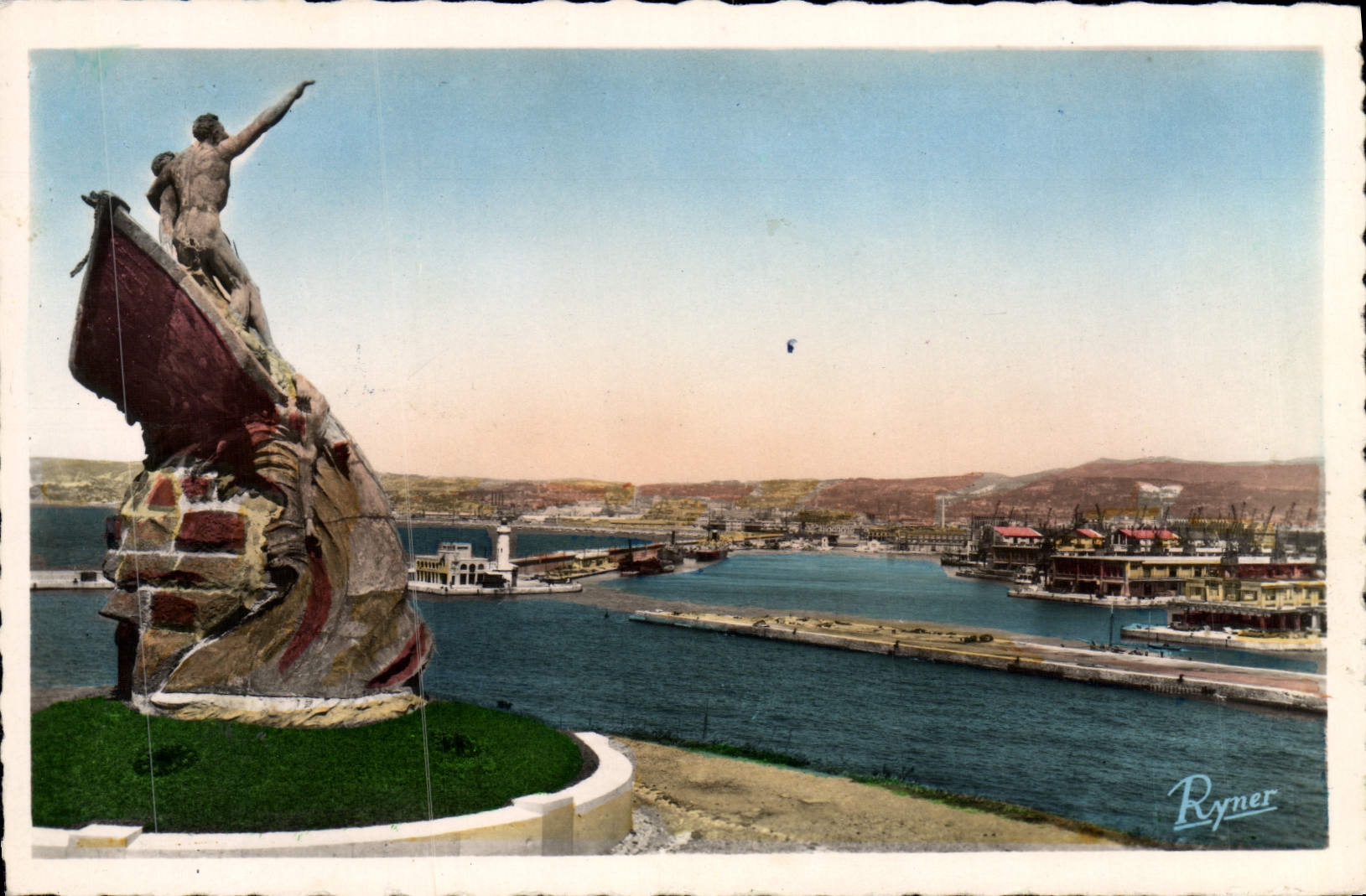 CPM Marseille Vue generale sur les ports Monument aux victimes de la mer