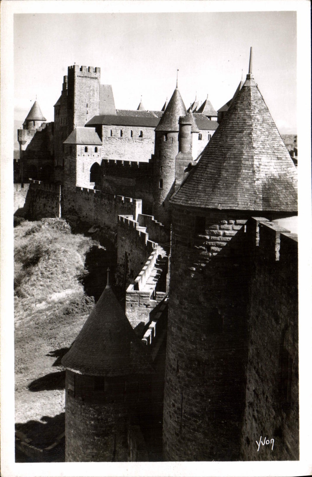 CPA Carcassonne Perspective exterieure sur le chateau La Tour Pinte