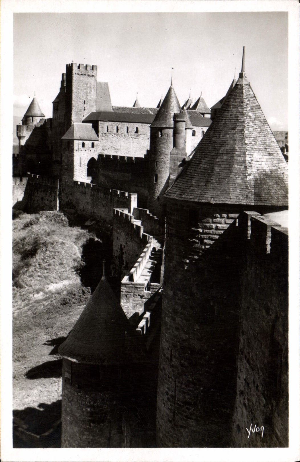 VINTAGE POSTCARD Carcassonne the ISCED external View on the castle the Tower Pint