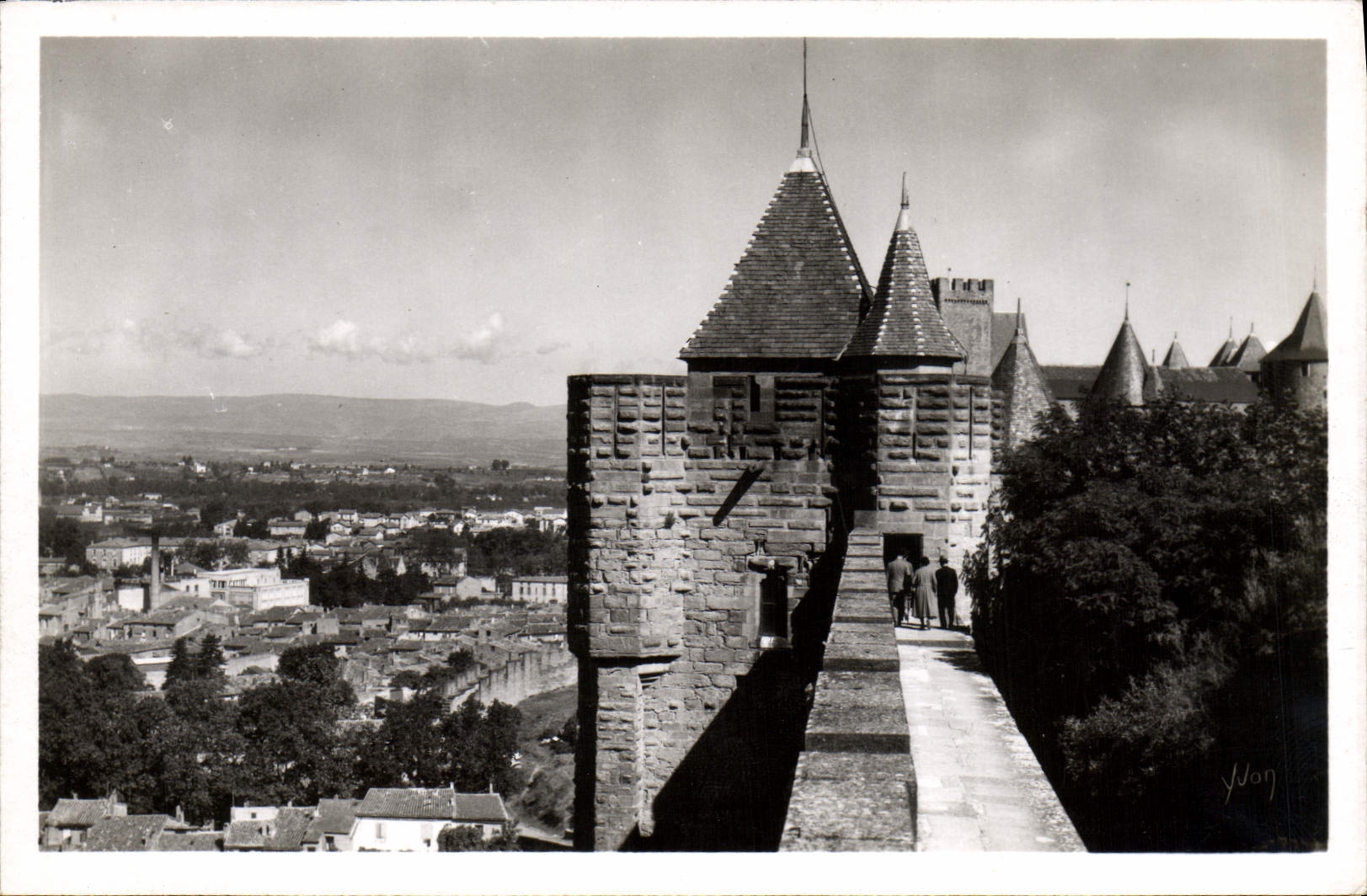CPA Carcassonne La Cite Le chemin de ronde faisant le tour de la cite