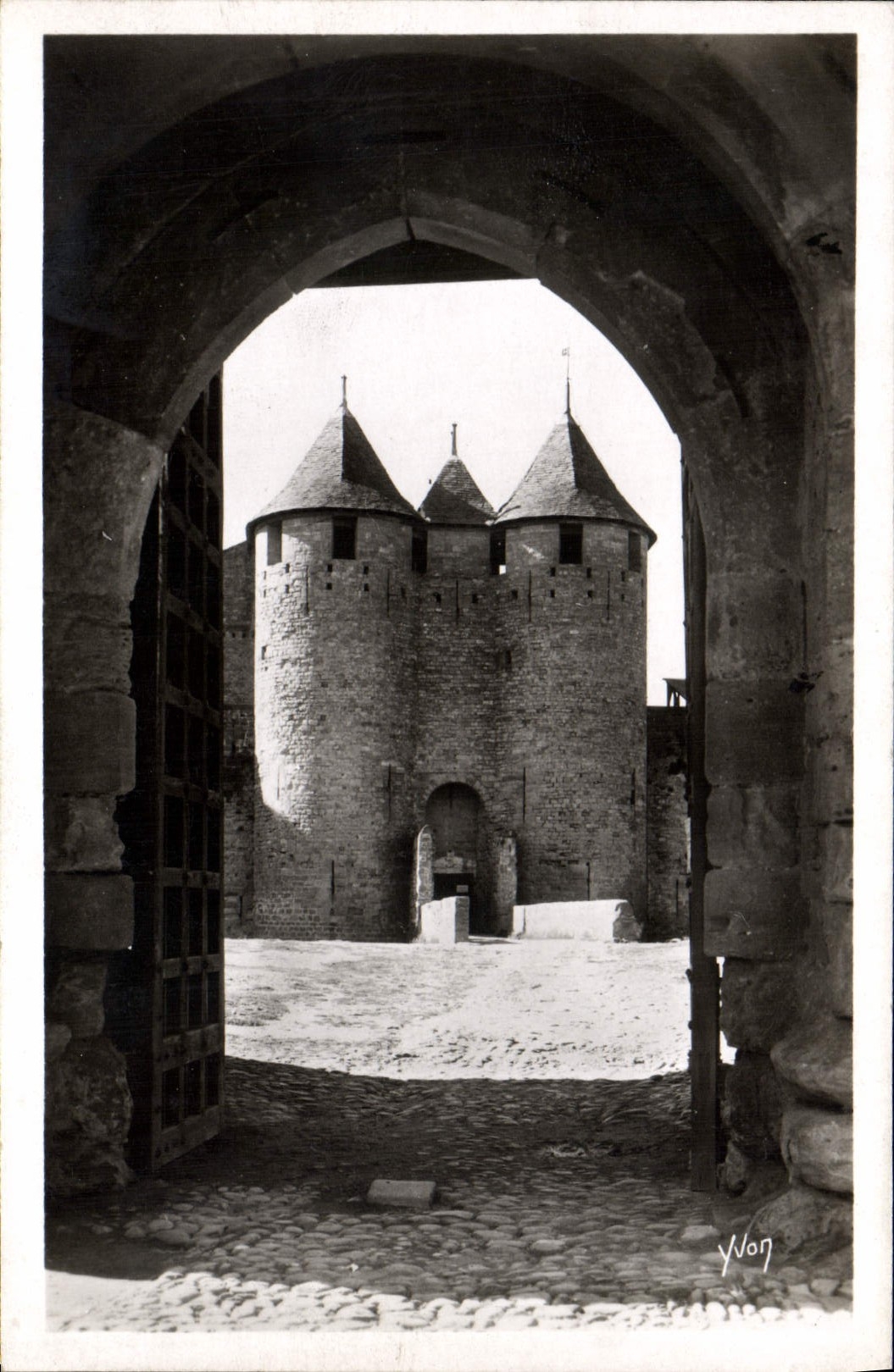 CPA Carcassonne La Cite Entree du chateau La barbacane