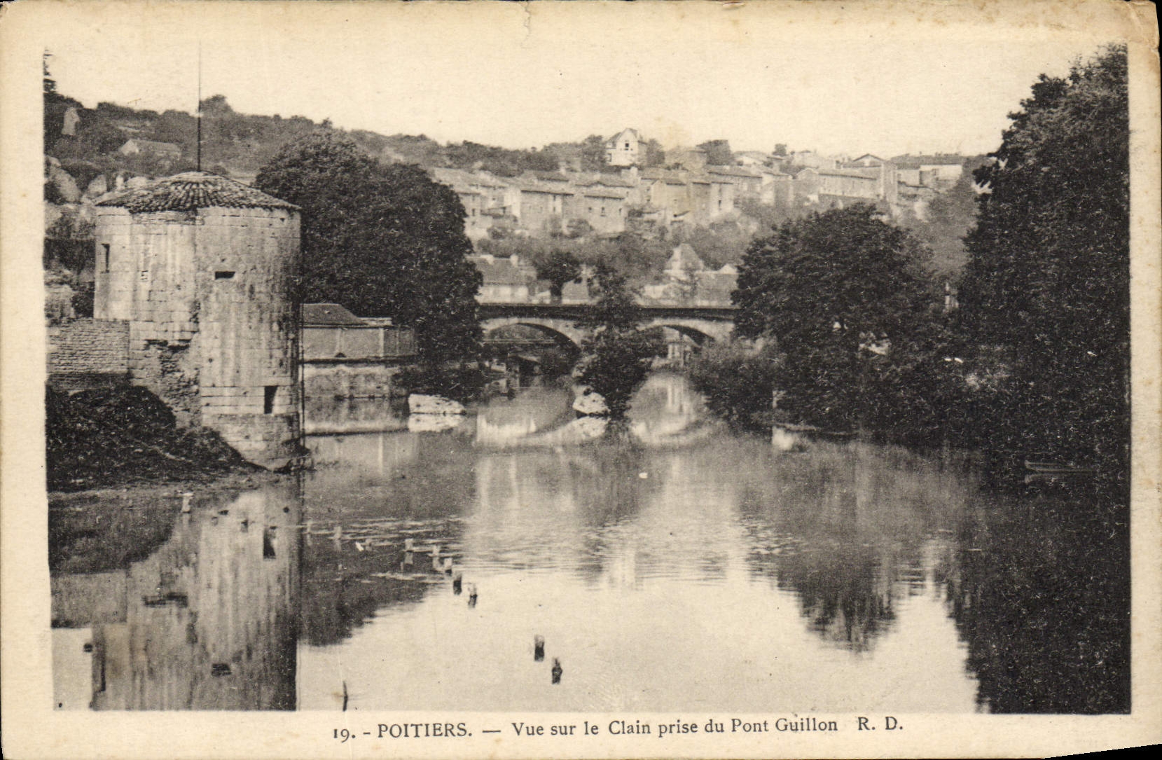 CPA Poitiers Vue Sue Le Clain Prise Du Pont Guillon