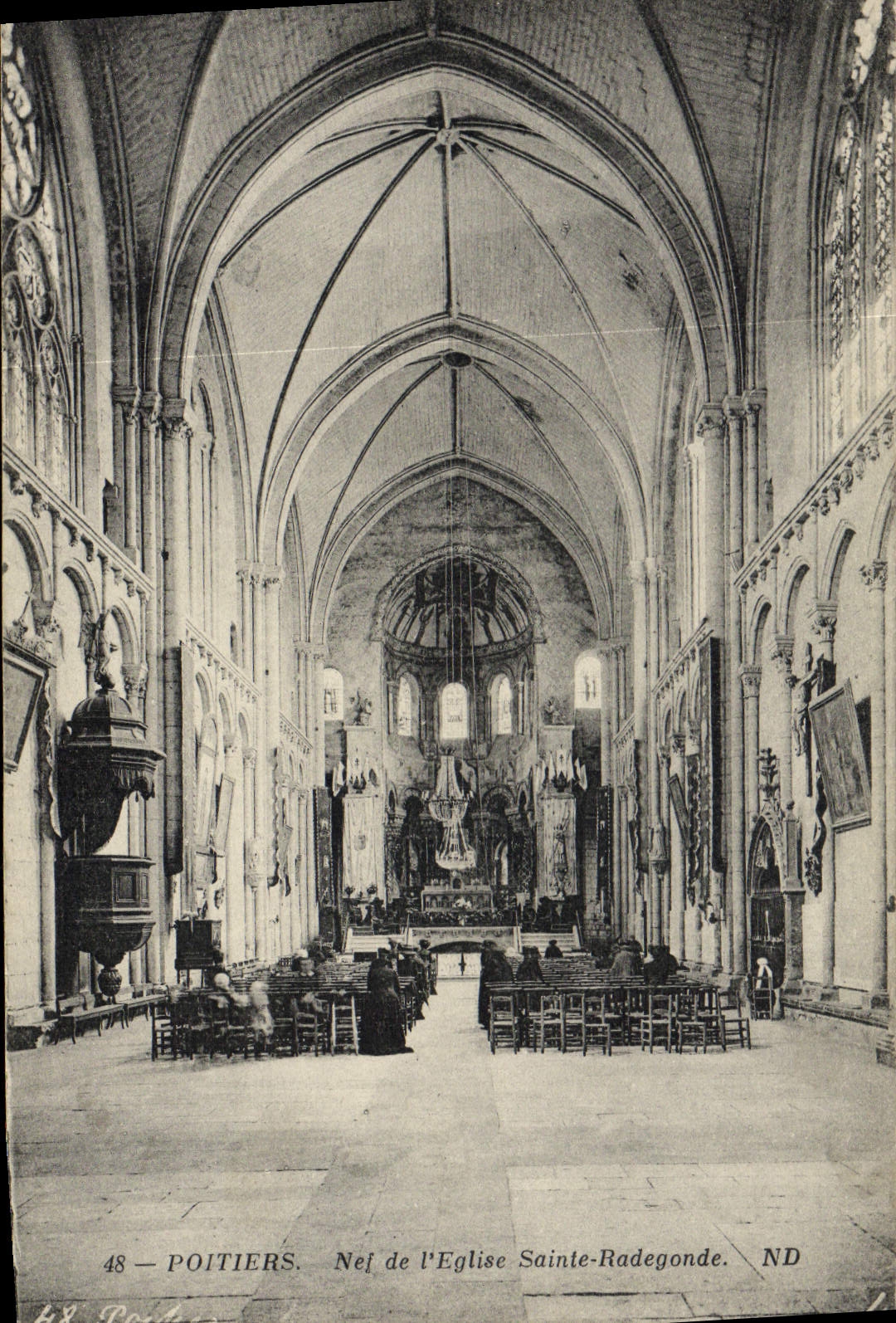 CPA Poitiers Nej De L Eglise Sainte Radegonde