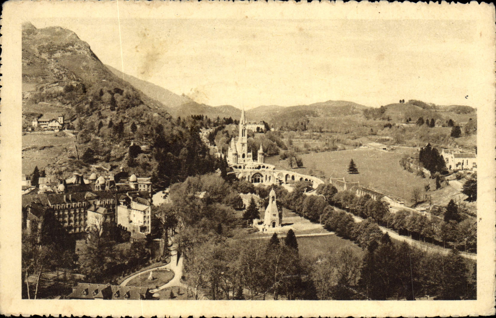 POSTAL de la VENDIMIA pesada la basílica y el martirio vistos del castillo fuerte