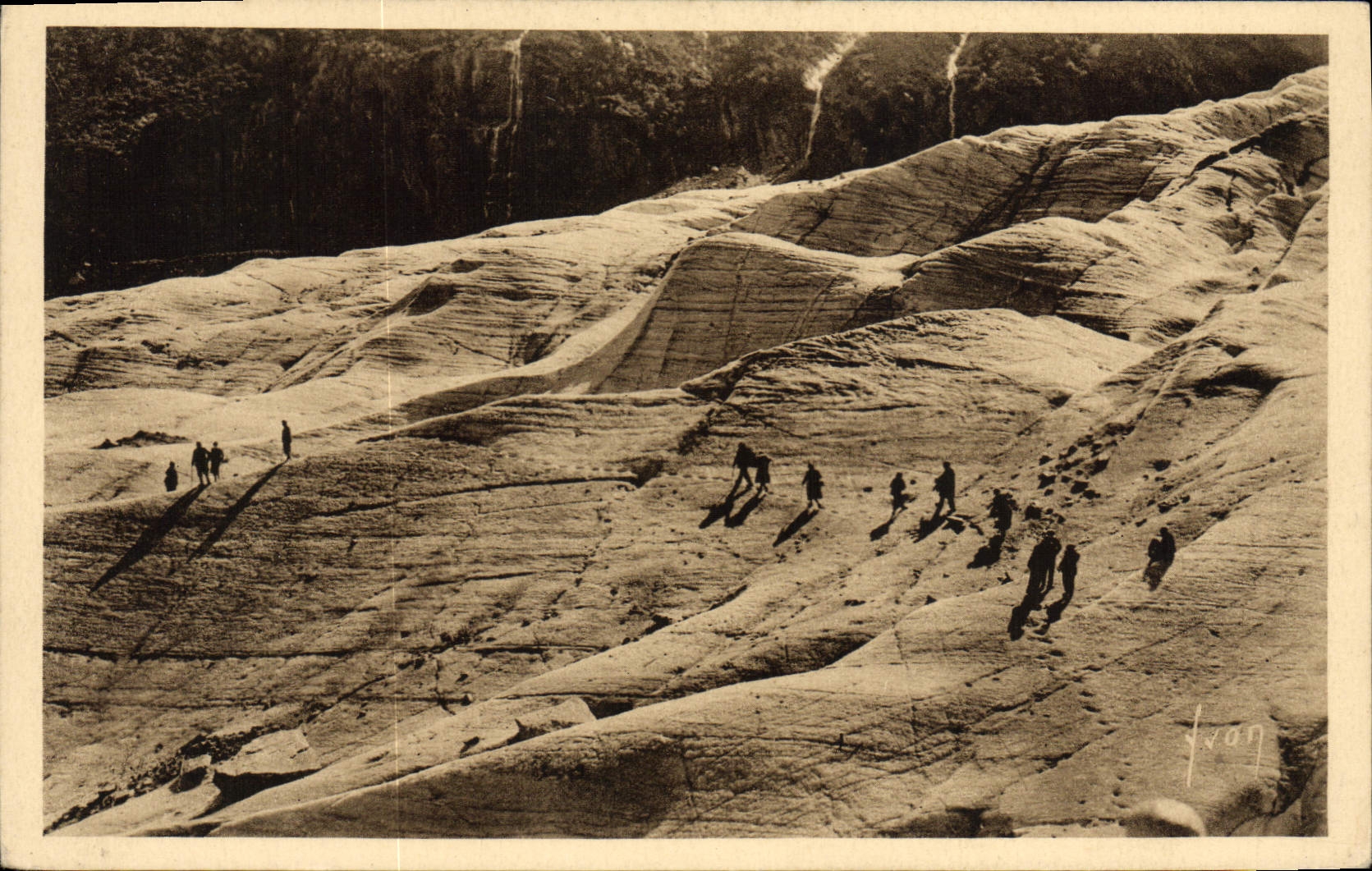 CPA Chamonix Mont Blanc Traversee De La Mer De Glace Au Montenvers