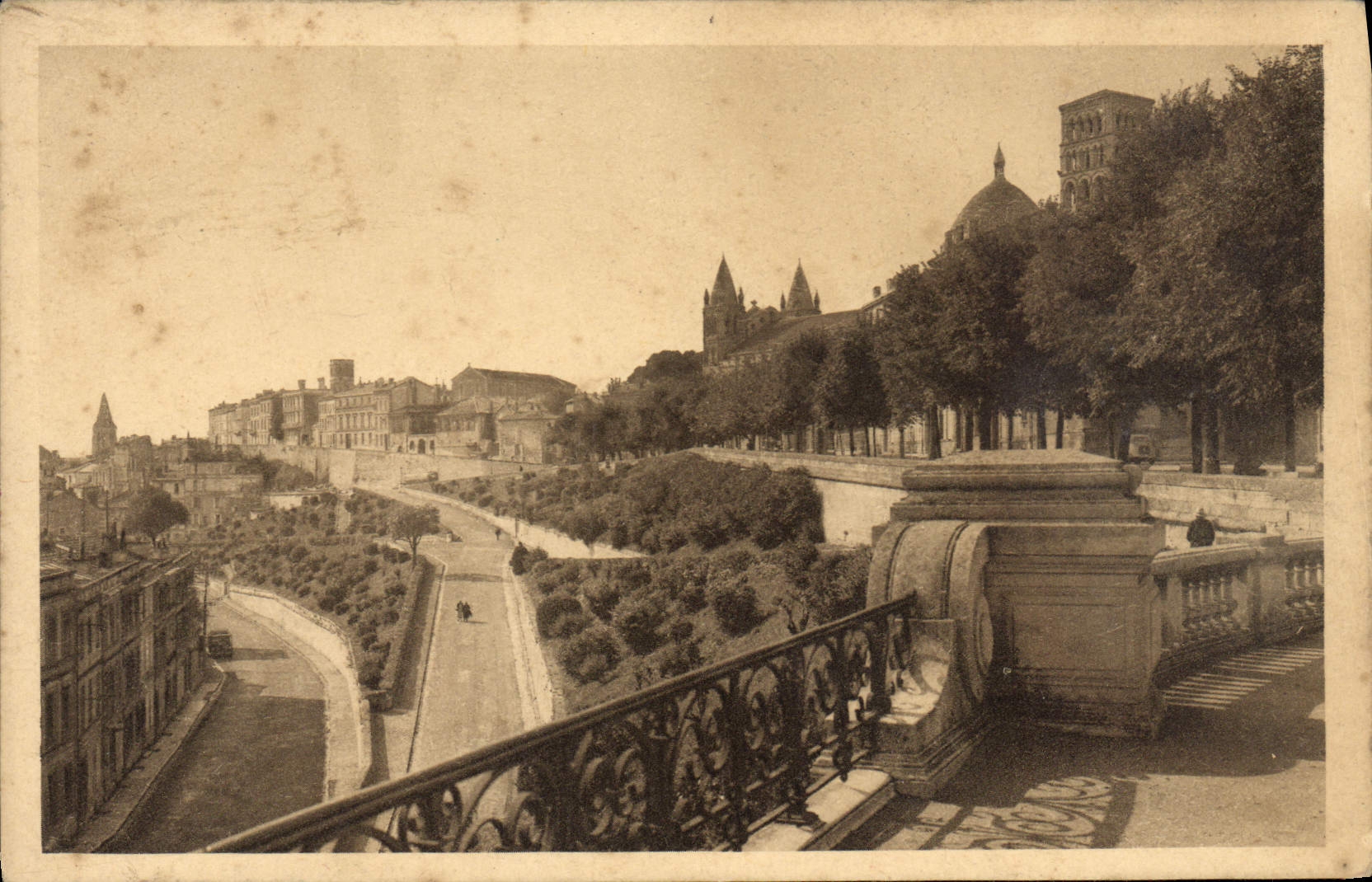 VINTAGE POSTCARD Angouleme Walls