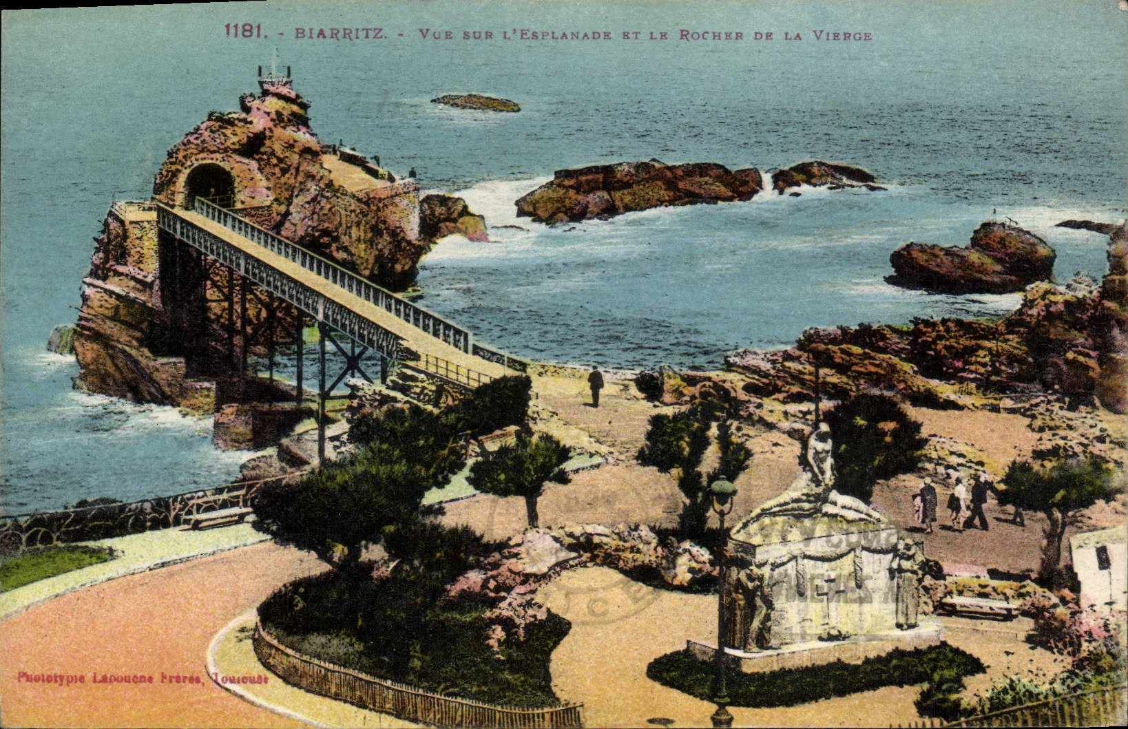 CPA Biarritz Vue Sur l'esplanade et le rocher de la vierge