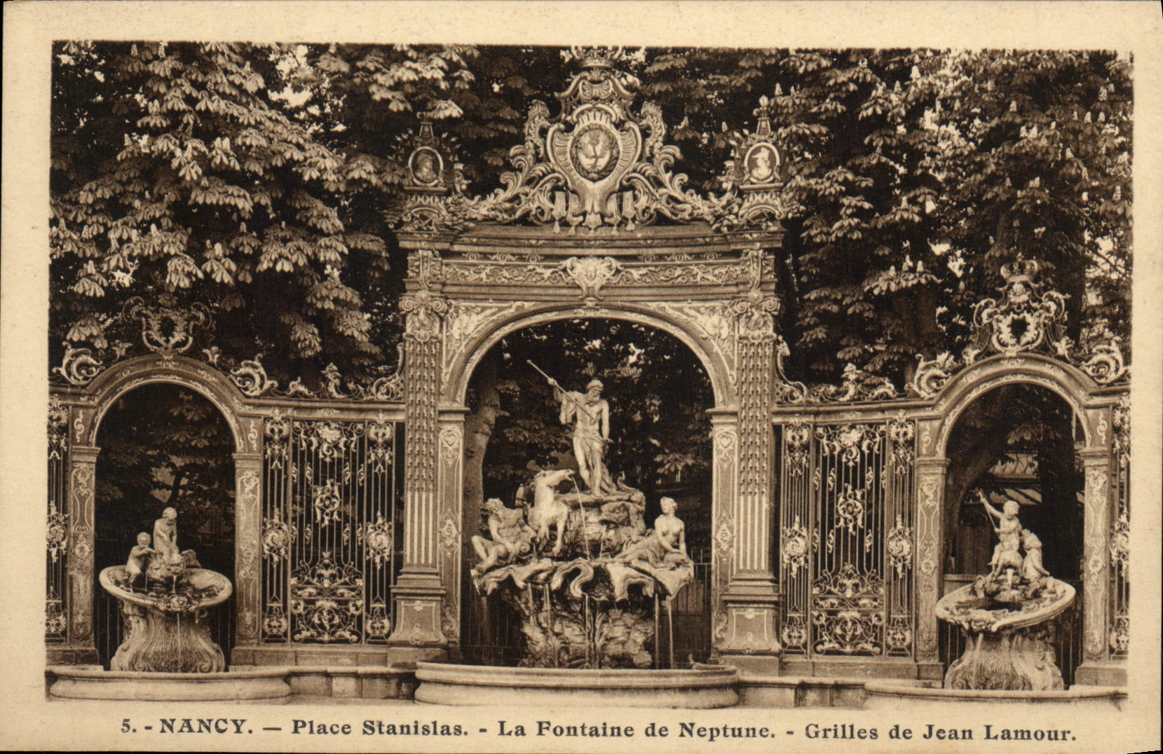 CPA Nancy Place Stanislas La Fontaine de Neptune Grilles de Jean Lamour