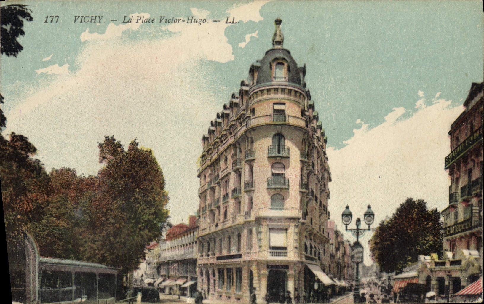 CPA Vichy La Place Victor Hugo