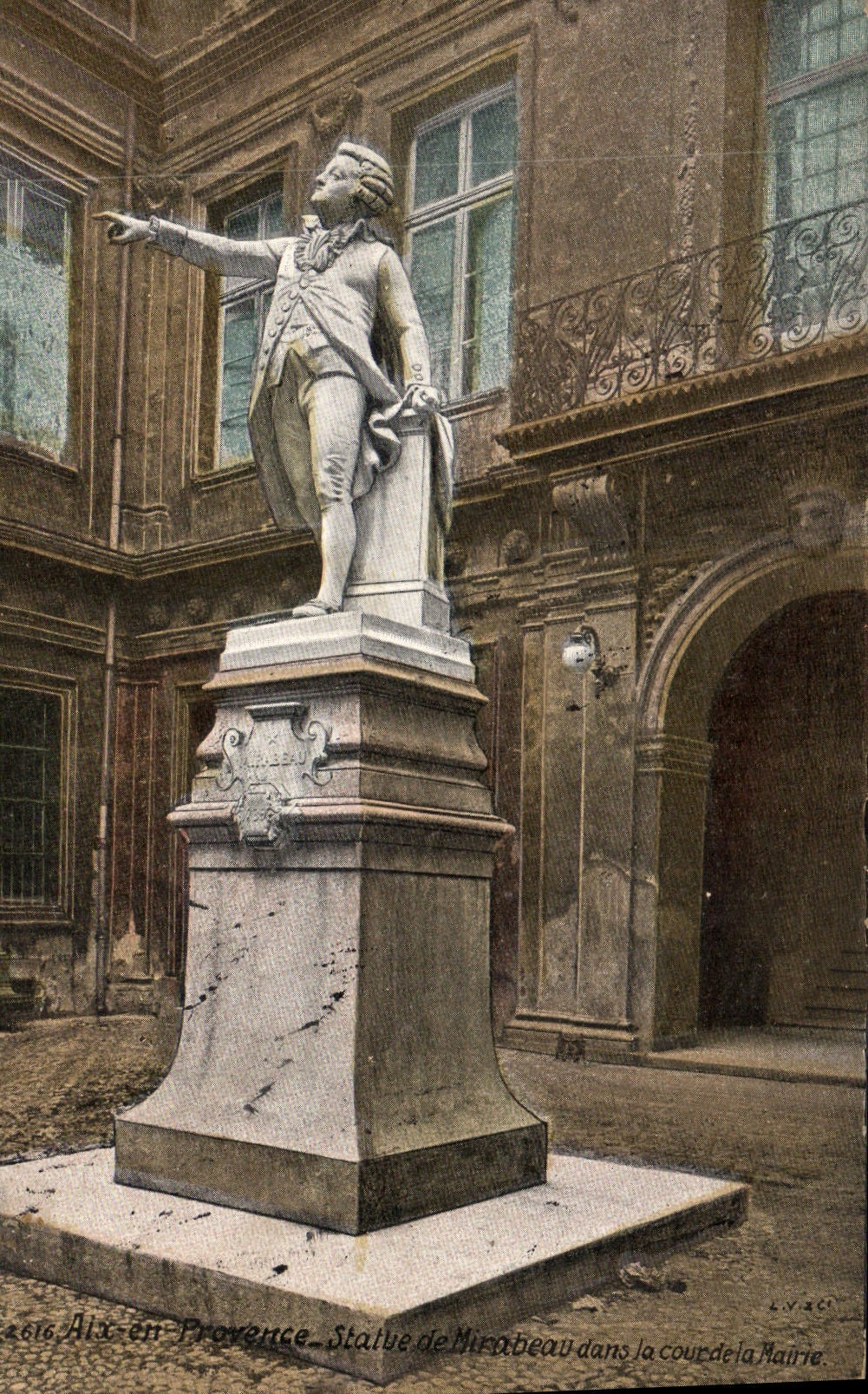 CPA Aix en Provence Statue de Mirabeau dans la cour de la mairie
