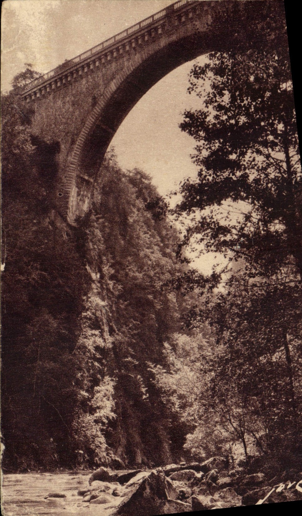 CPA Luz Saint Sauveur Sous l'arche du Pont Napoleon 