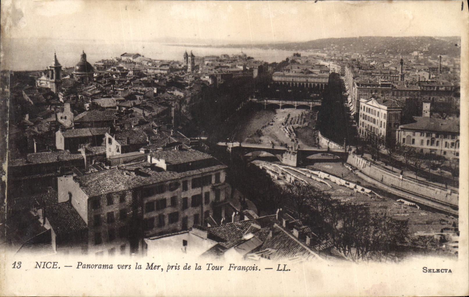 Panorama de la POSTAL de la VENDIMIA Niza hacia el mar tomado de la torre de François