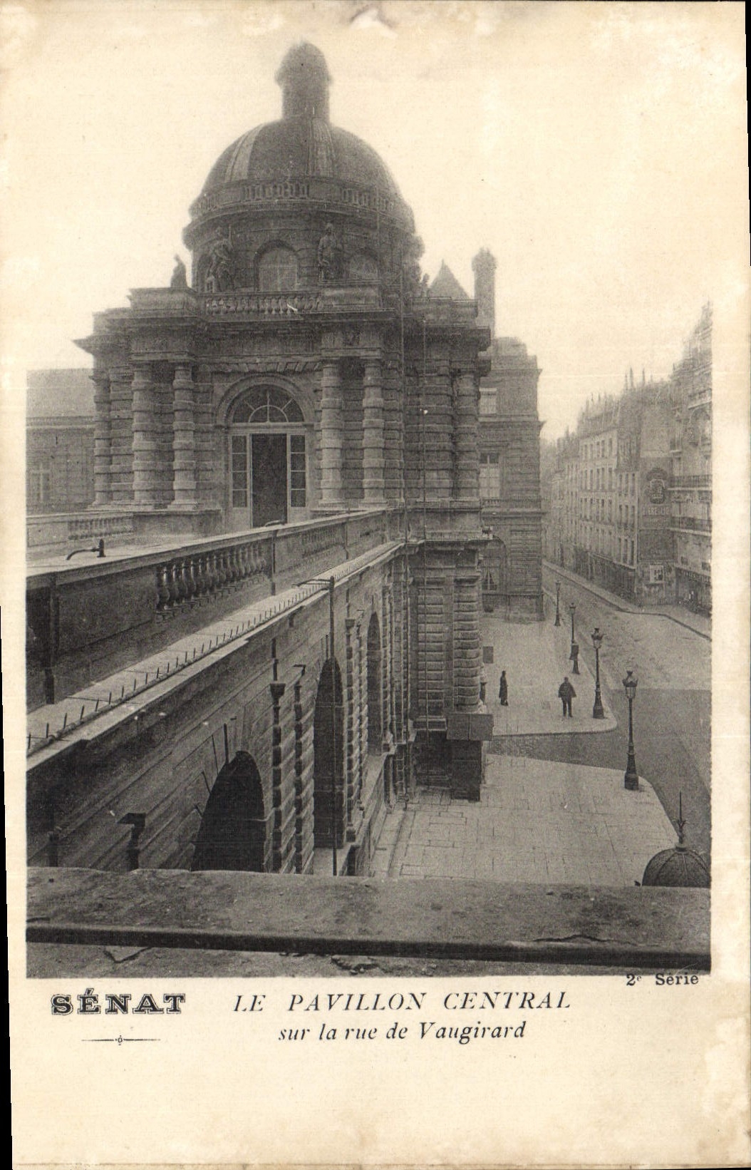 CPA Paris Senat Le Pavillon central sur la rue de Vaugirard