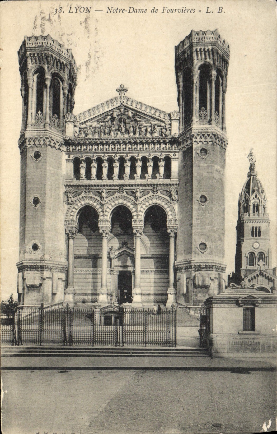 VINTAGE POSTCARD Lyon Notre Dame De Fourvuieres