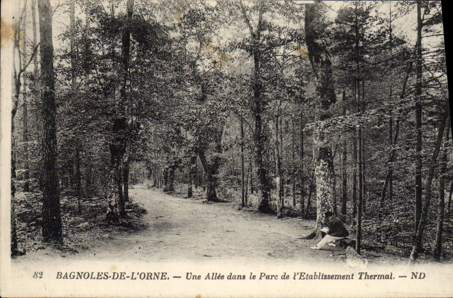 CPA Bagnoles De L'Orne Une Allee Dans le Parc de l'etablissement thermal