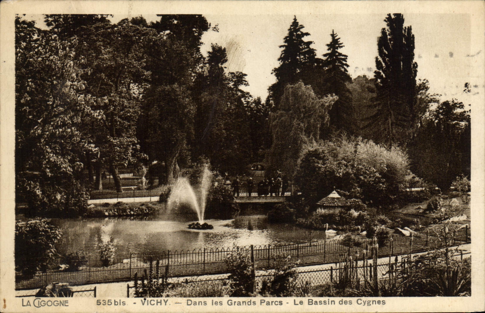 CPA Vichy Dans les Grands Parcs Le Bassin des Cygnes